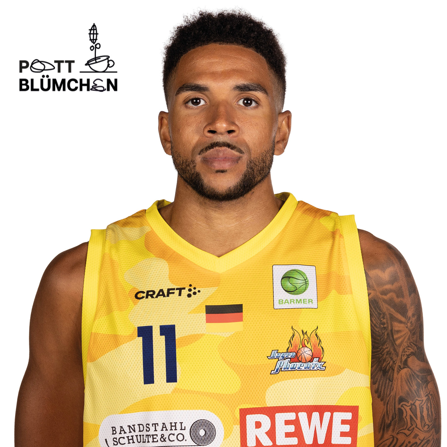 Ein Basketballspieler mit ernstem Blick trägt ein gelbes Trikot mit Logos.