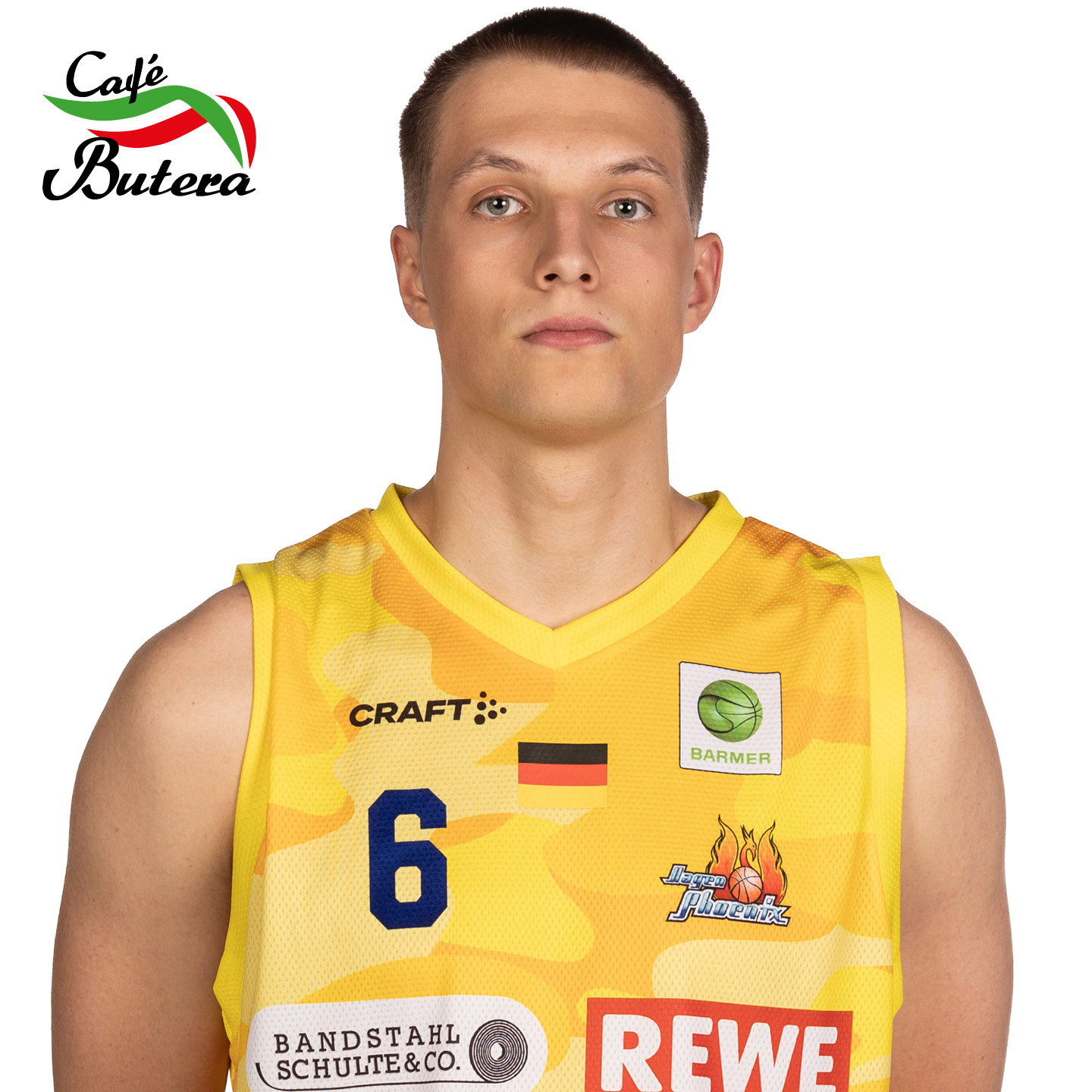 Ein junger Mann mit ernstem Blick trägt ein gelbes Basketballtrikot.