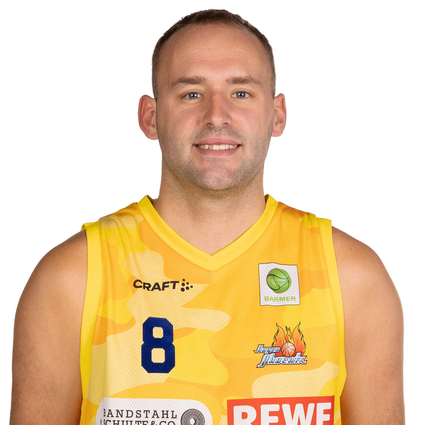 Ein lächelnder Mann in einem gelben Basketballtrikot mit der Nummer 8.