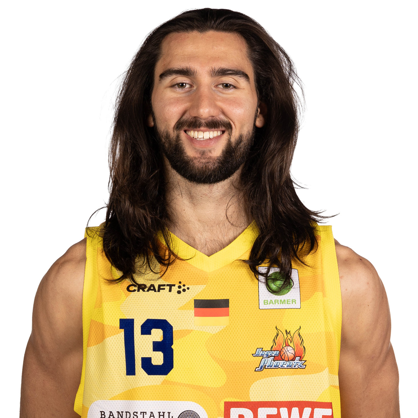 Eine lächelnde Person mit langen, dunklen Haaren trägt ein gelbes Basketballtrikot.