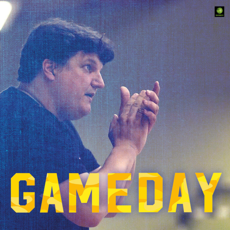 Ein Mann mit nachdenklichem Gesichtsausdruck klatscht in den Händen, gelber Text Gameday