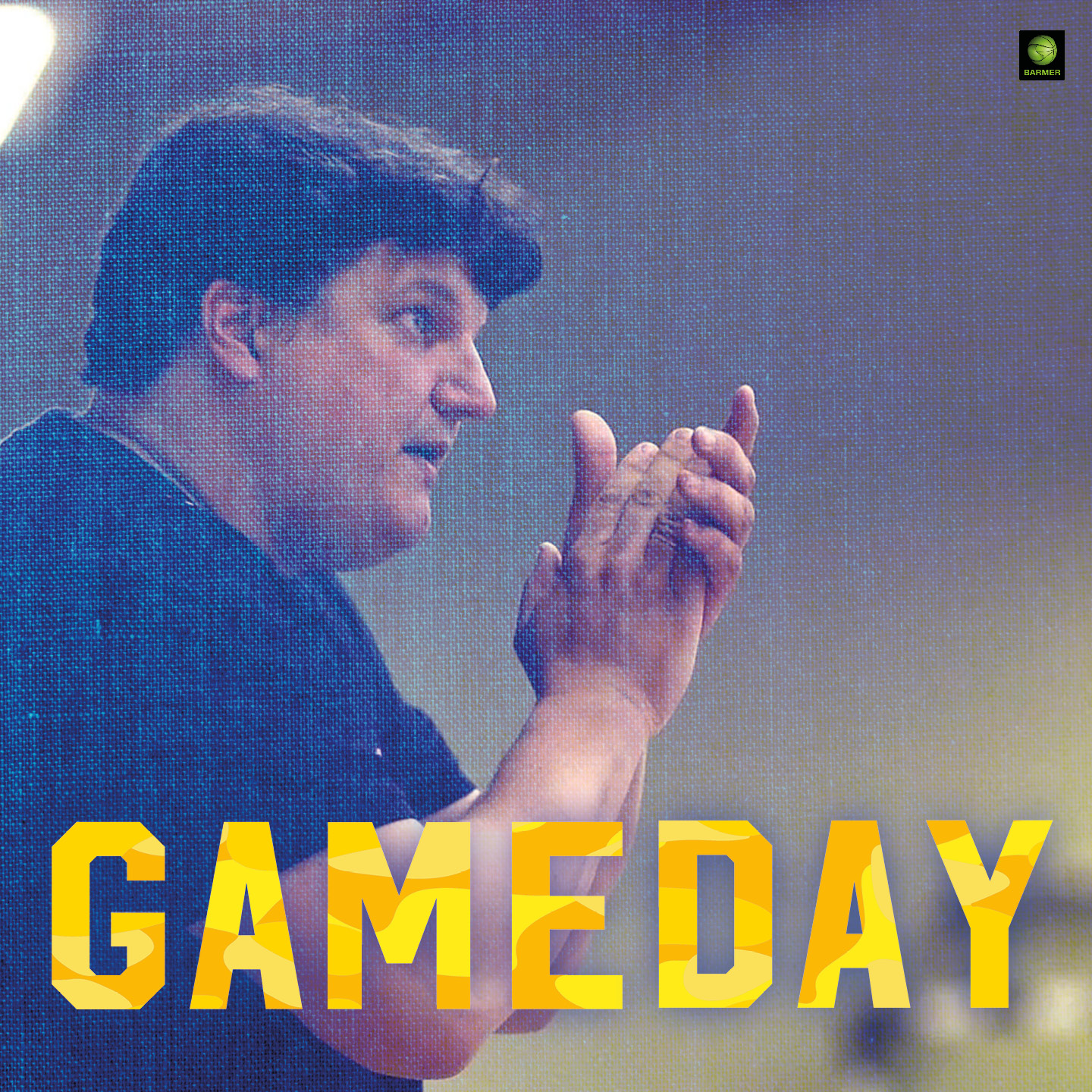 Ein Mann mit nachdenklichem Gesichtsausdruck klatscht in den Händen, gelber Text Gameday