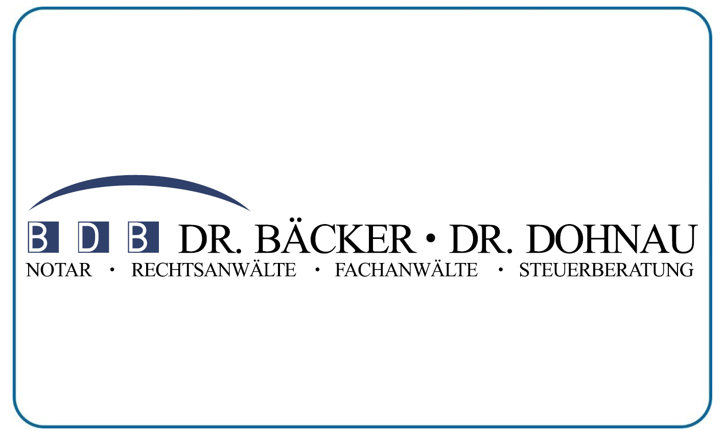Das Logo zeigt blaue Quadrate mit weissen Buchstaben und daneben den Schriftzug Dr Bäcker Dr Dohnau in Schwarz auf weissem Hintergrund mit geschwungenem Bogen darüber