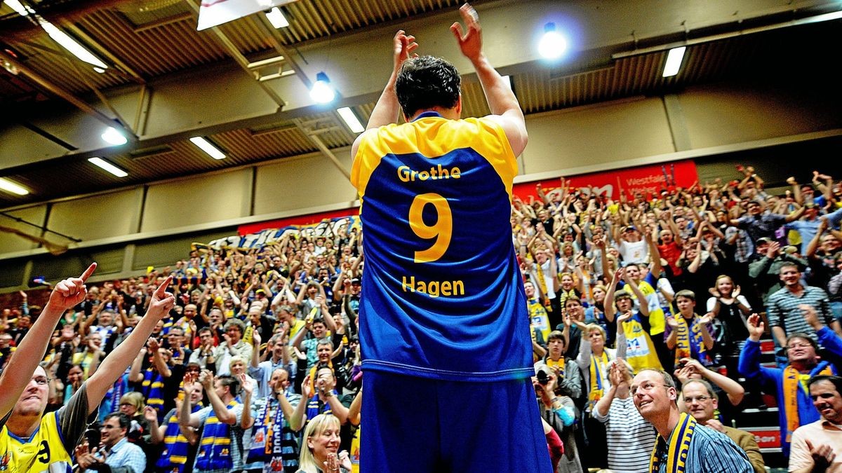 Ein Mann im gelbblauen Trikot Nummer neun jubelt vor einer begeisterten Menschenmenge