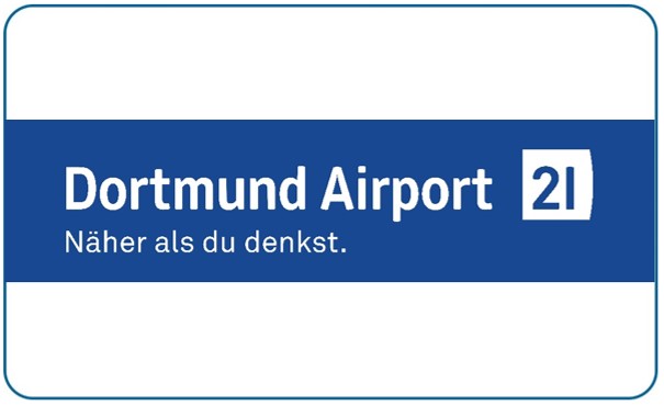 Ein Schild mit der Aufschrift "Dortmund Airport 21", weißer Text auf blauem Hintergrund.