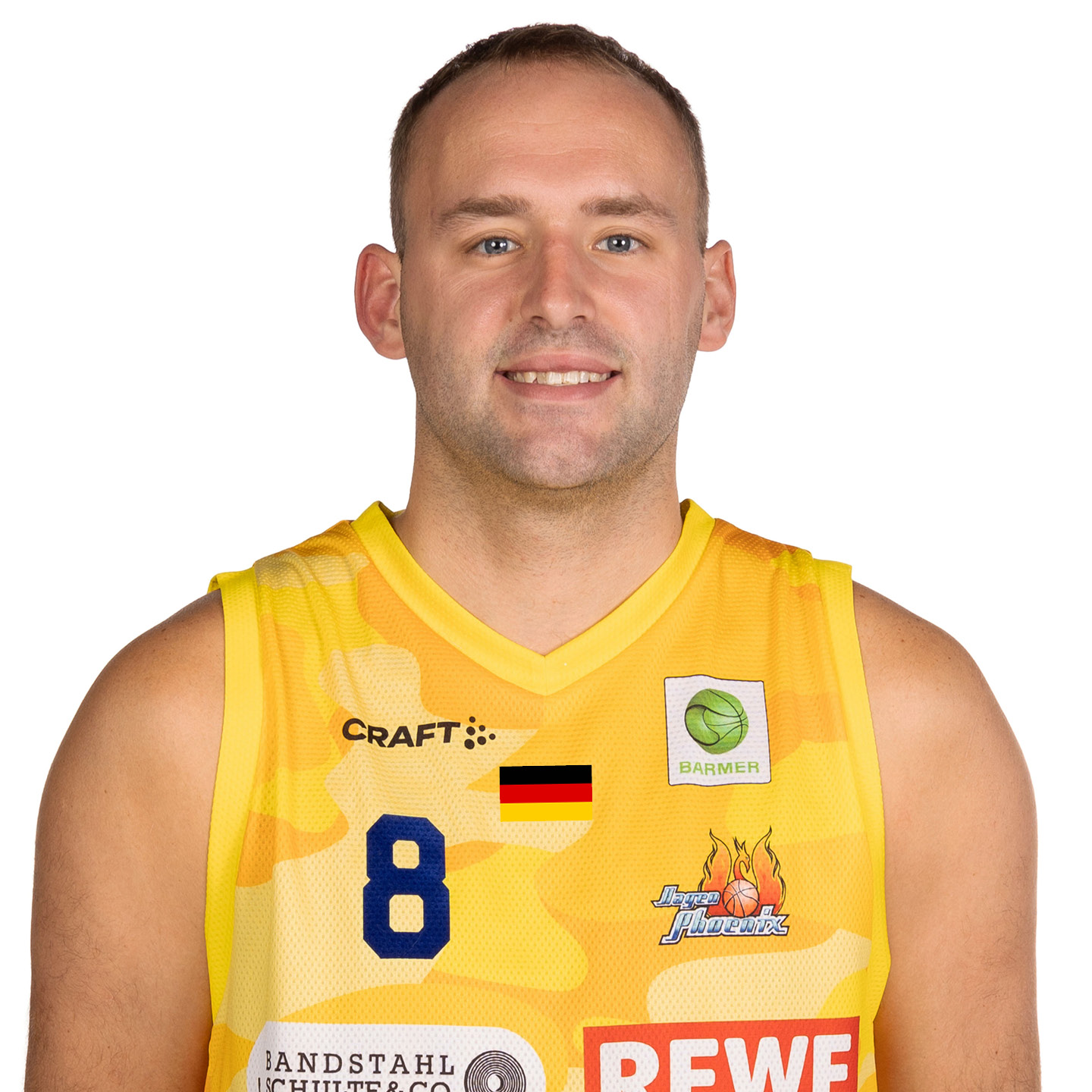 Ein lächelnder weißer Basketballspieler im gelben Trikot mit Nummer acht und Flagge
