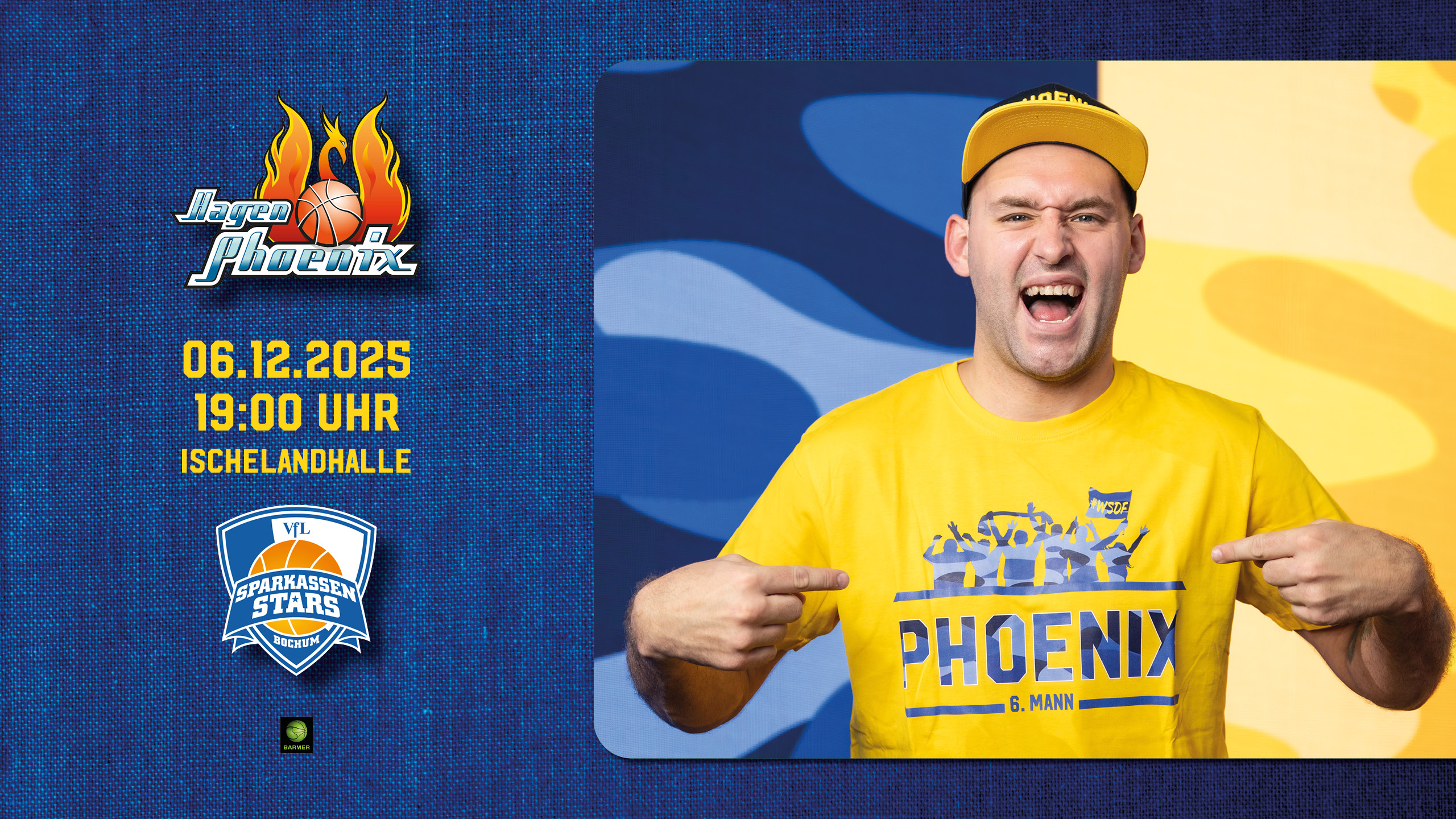 Ein Mann mit gelbem T Shirt und Cap lacht und zeigt begeistert auf sein Shirt