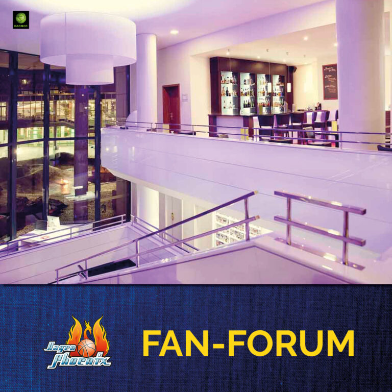 Modernes Foyer mit weißen Wänden und großen Fenstern bei Abendbeleuchtung