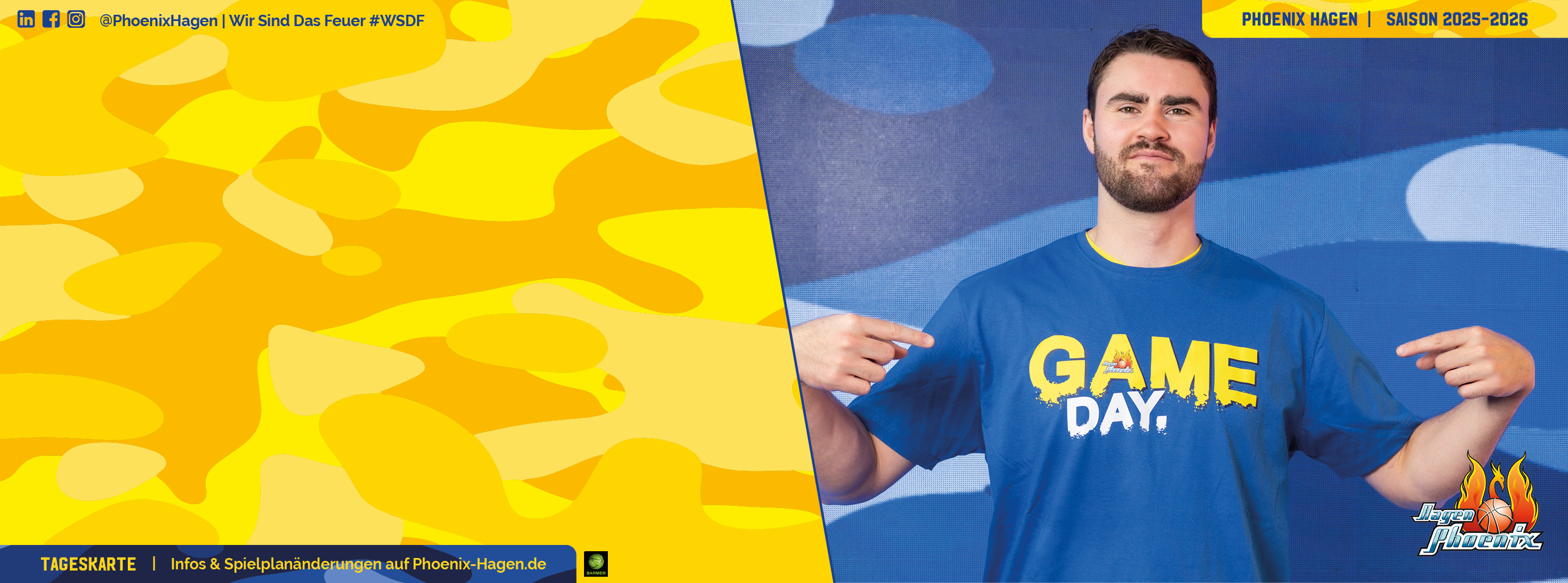 Junger Mann mit ernstem Blick trägt blaues Shirt mit gelbem GAME DAY Schriftzug vor blauem Hintergrund