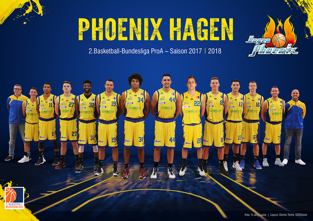 Das Basketballteam Phoenix Hagen steht lächelnd in gelben Trikots nebeneinander