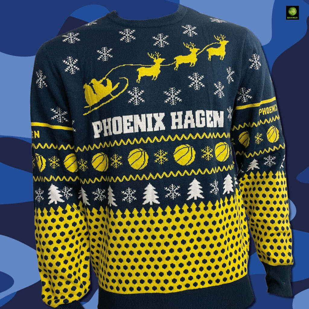 Ein bunter Weihnachtspullover mit Phoenix Hagen Logo, Rentierschlitten und Basketballmotiven