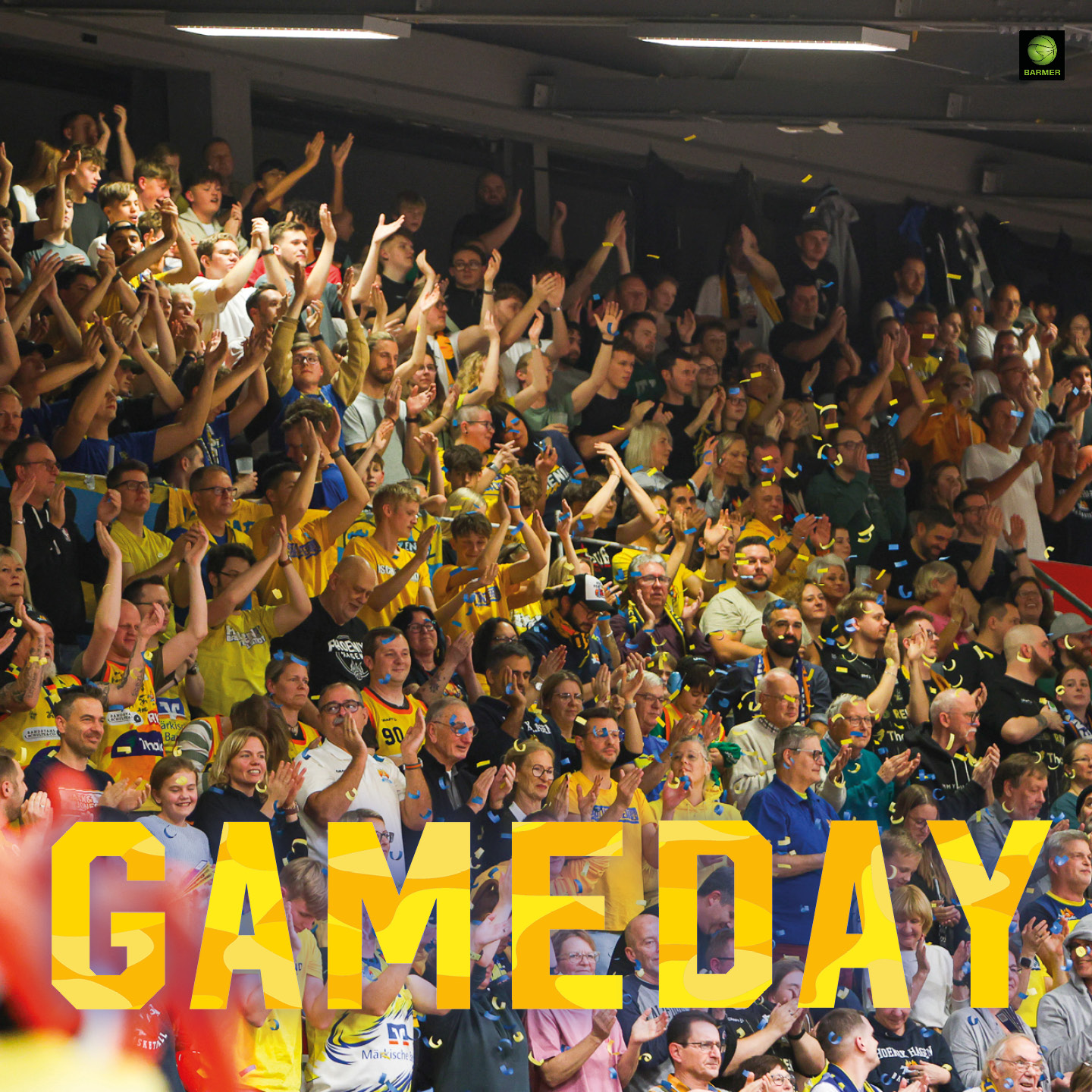 Eine begeisterte Menschenmenge in gelbem Fan-Outfit jubelt gemeinsam in einer Arena