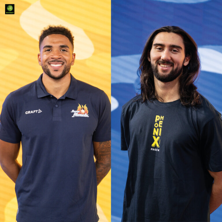 Zwei junge Männer lächeln freundlich, einer trägt Poloshirt, der andere ein T Shirt