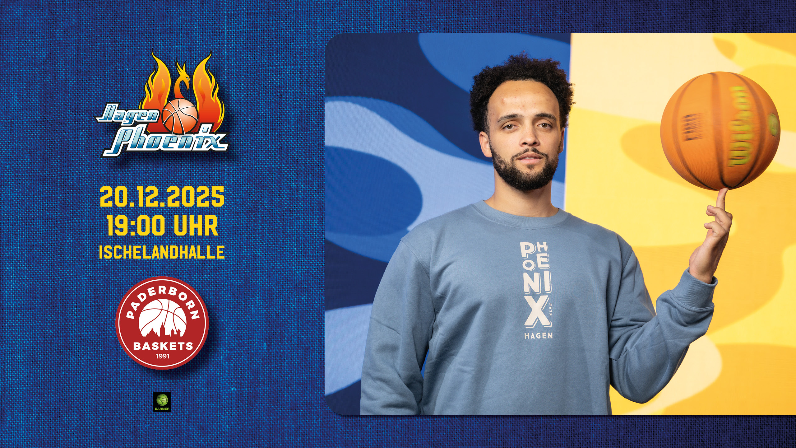 Ein junger Mann mit kurzem Bart hält einen Basketball, wirkt ernst und trägt einen blauen PHOENIX Pullover
