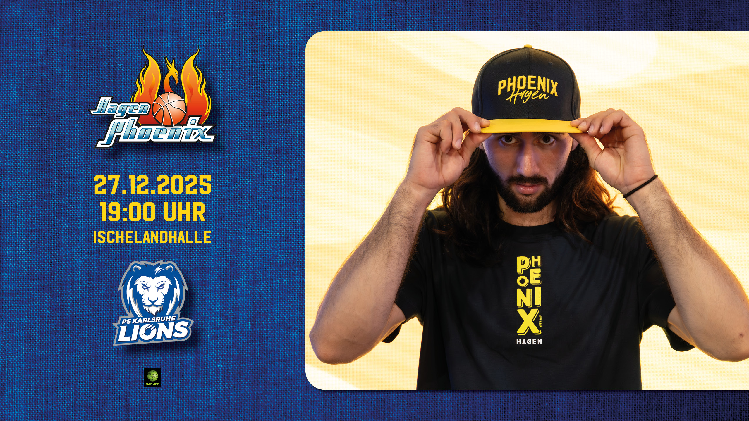 Ein junger Mann mit langem dunklem Haar trägt ein Phoenix-Hagen-Cap und schaut ernst