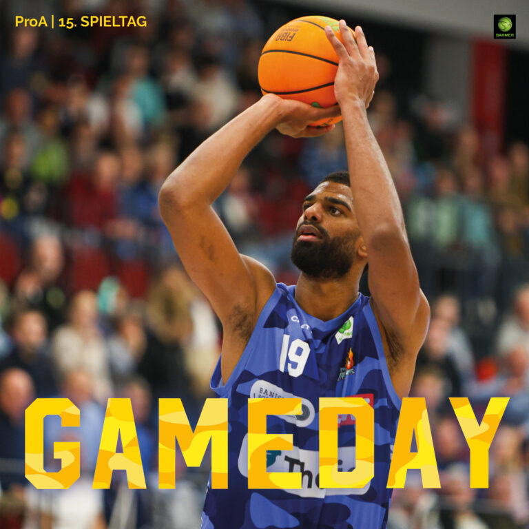 Ein Basketballspieler mit Bart und konzentriertem Blick wirft einen orangefarbenen Ball