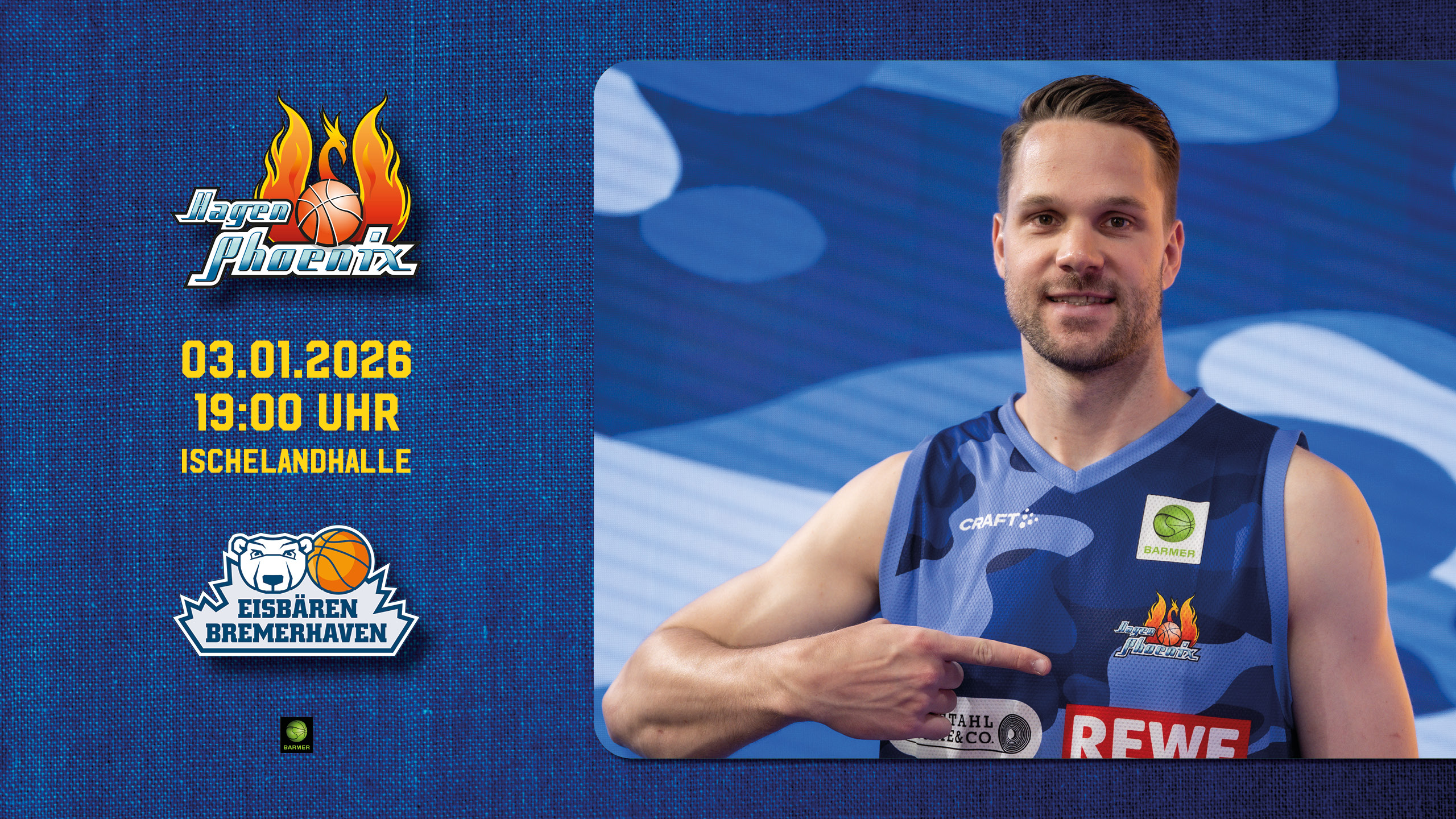 Ein lächelnder Basketballspieler im blauen Trikot zeigt stolz auf das Teamlogo