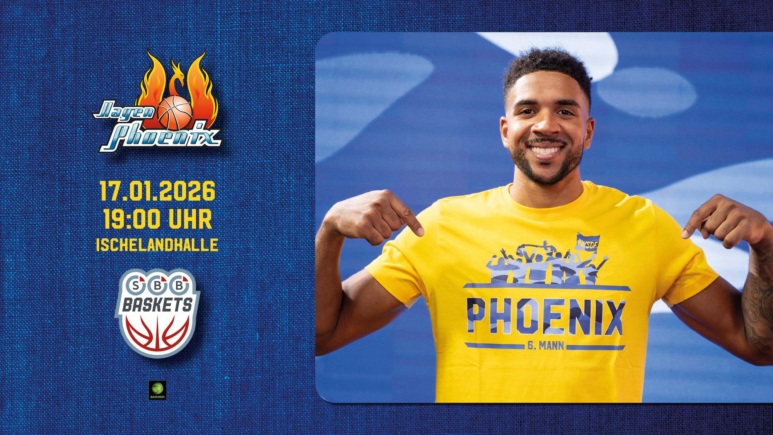 Ein sportlicher Mann lacht freundlich und zeigt auf sein gelbes Phoenix TShirt