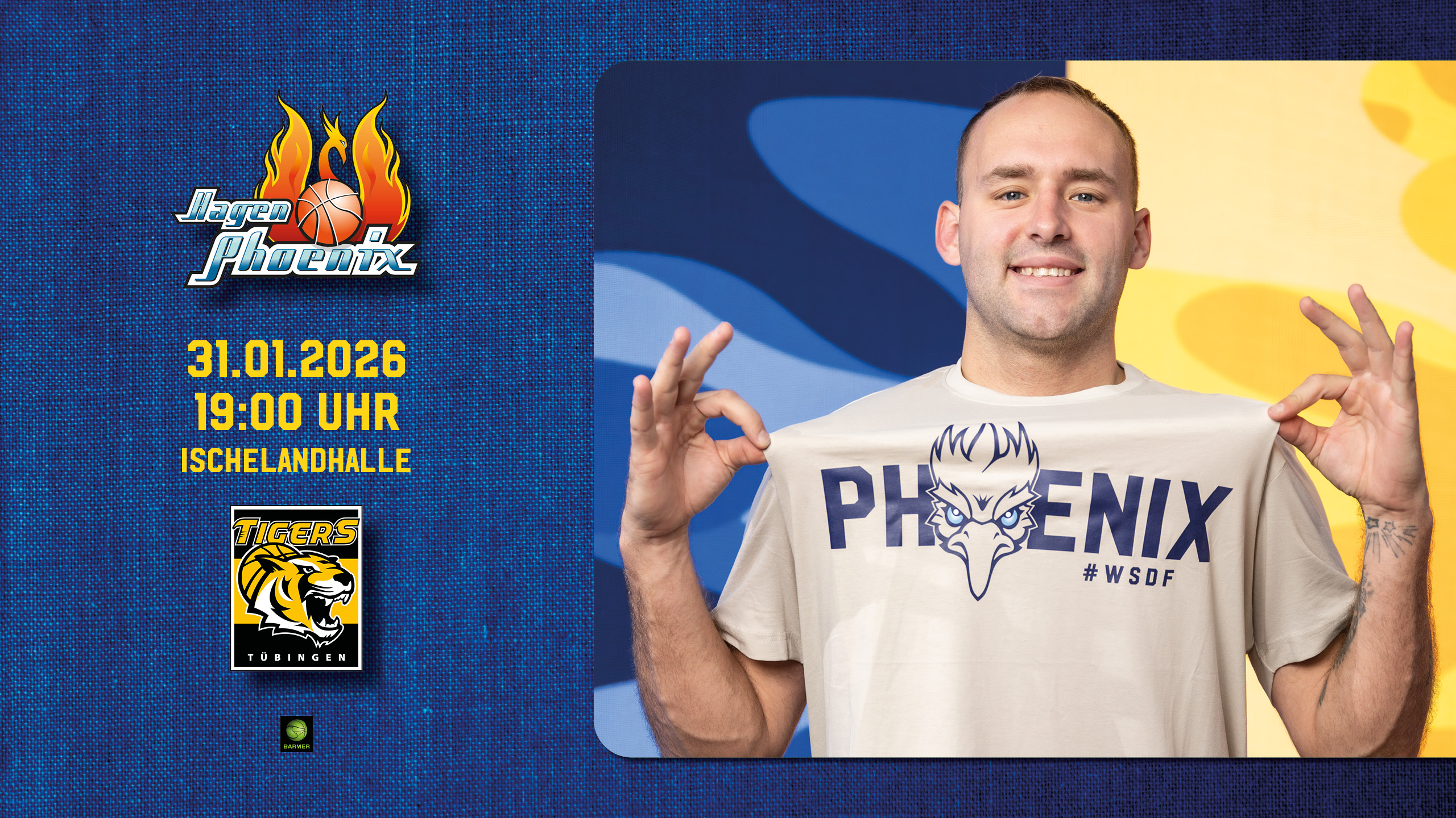 Ein junger Mann mit kurzem Haar lächelt stolz und zeigt ein beiges Phoenix T Shirt