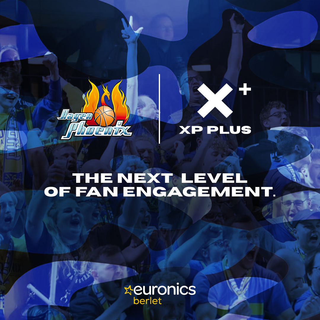 Mehrere begeisterte Fans jubeln in blauen und gelben Farben vor dem Logo von Jena Phoenix