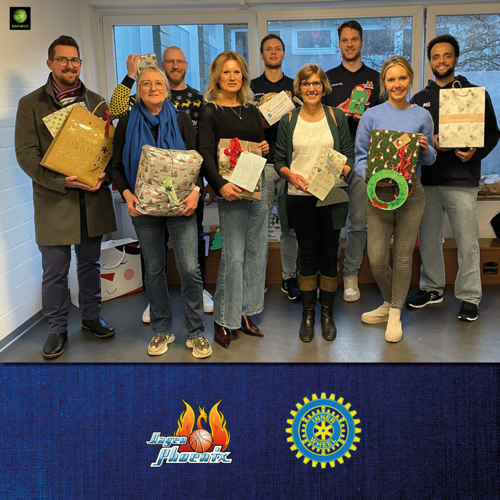 Acht lächelnde Erwachsene mit bunt verpackten Geschenken in einem hellen Raum