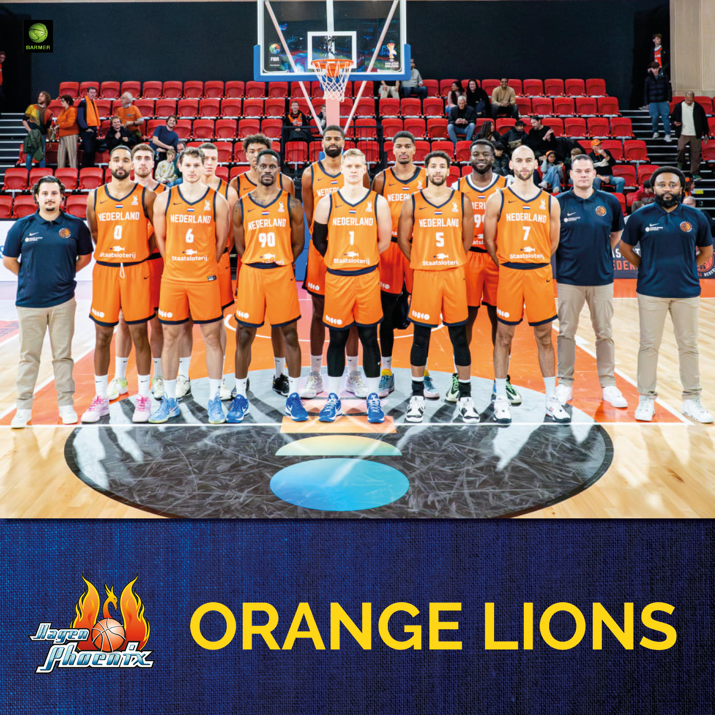 Eine niederländische Basketballmannschaft posiert lächelnd in orangefarbenen Trikots auf dem Spielfeld