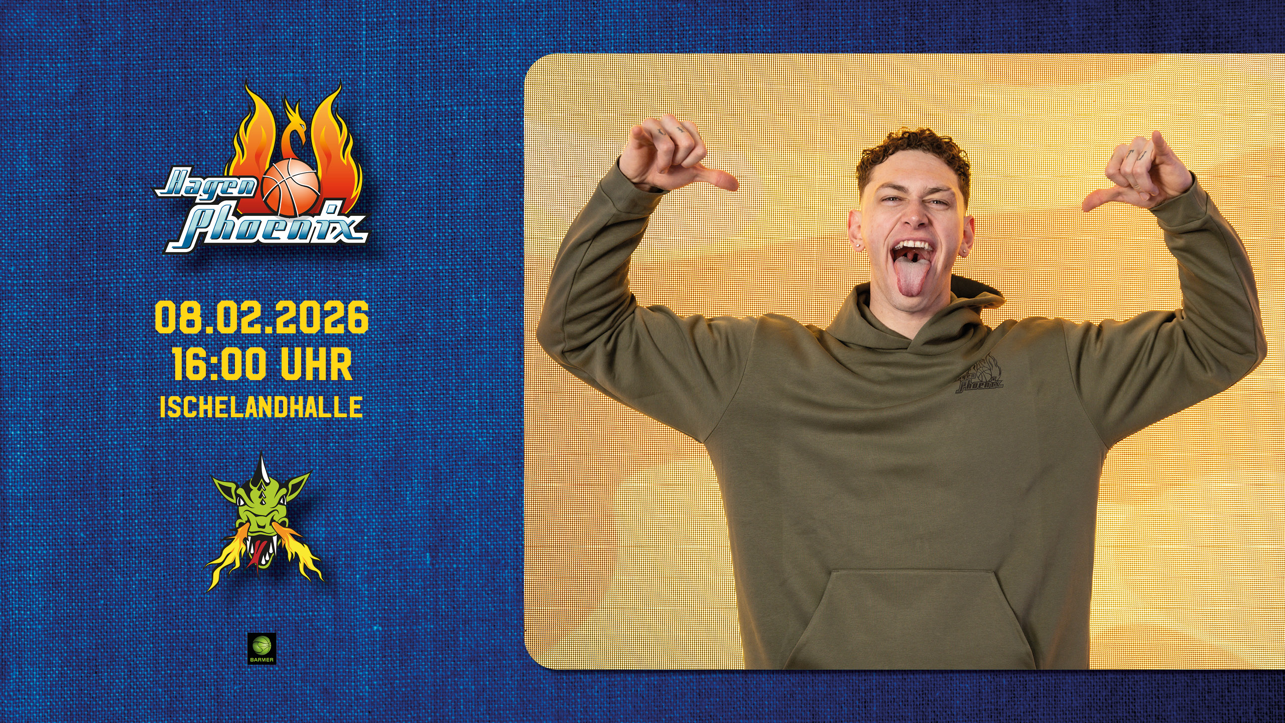 Ein junger Mann mit lockigem Haar lacht fröhlich und zeigt mit Daumen auf sich