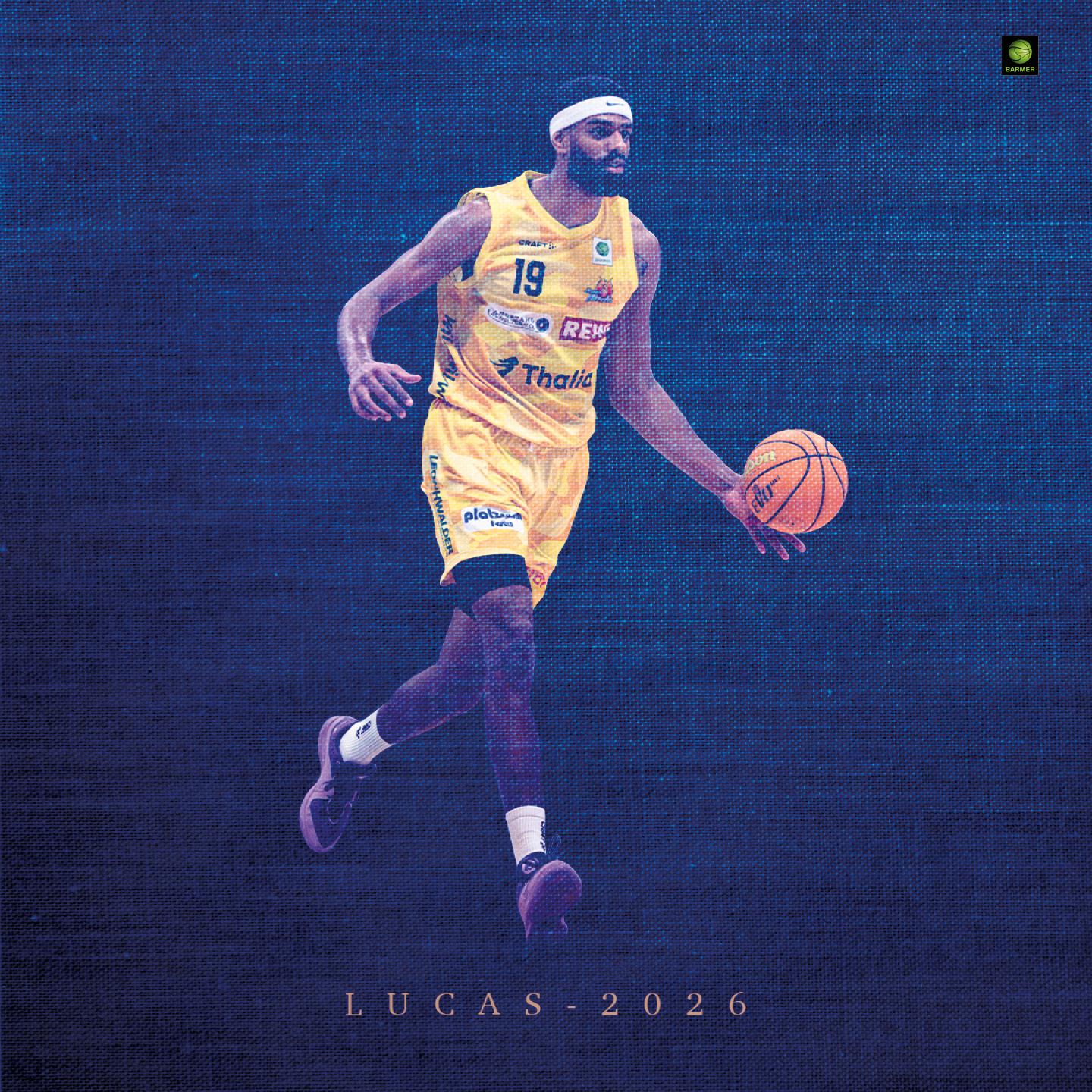 Ein großer Basketballspieler im gelben Trikot dribbelt konzentriert einen Ball