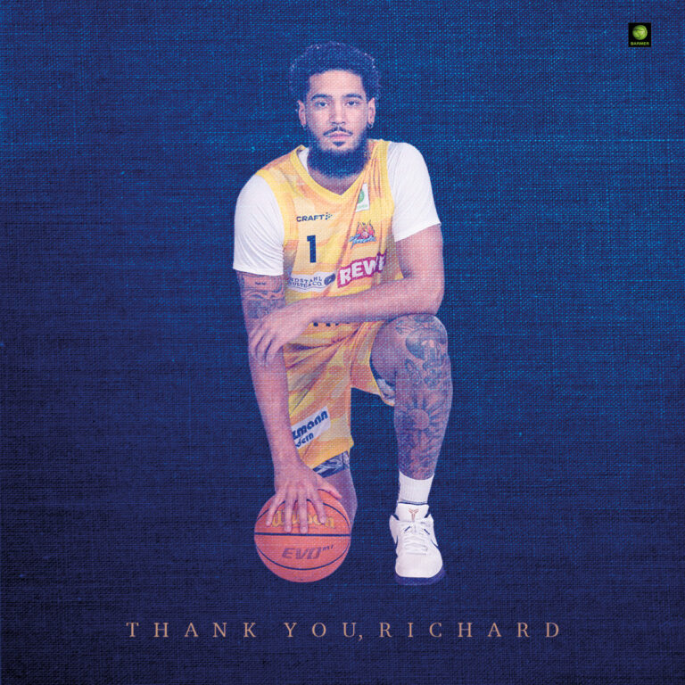 Ein junger Mann im gelben Basketballtrikot kniet ernst mit einem Basketball auf blauem Hintergrund