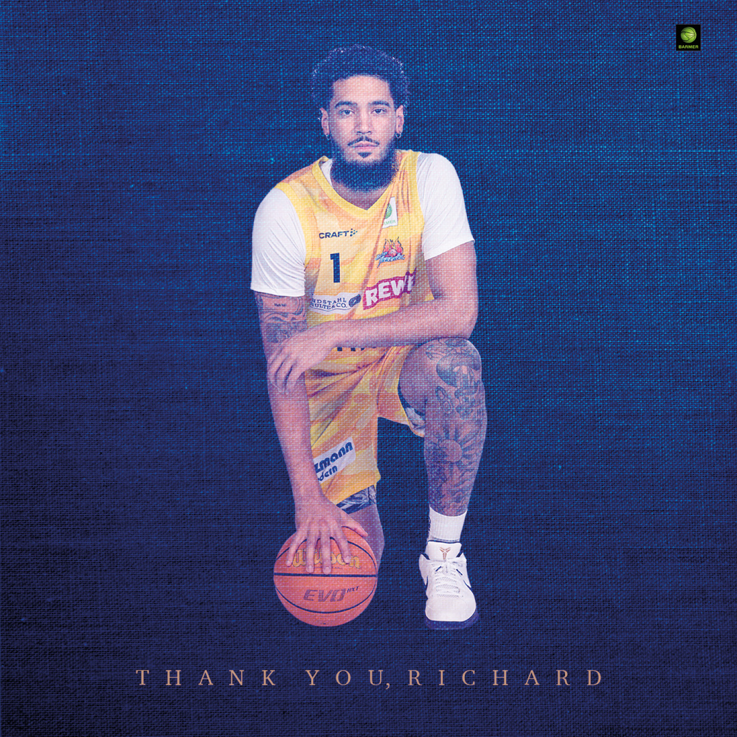 Ein junger Mann im gelben Basketballtrikot kniet ernst mit einem Basketball auf blauem Hintergrund