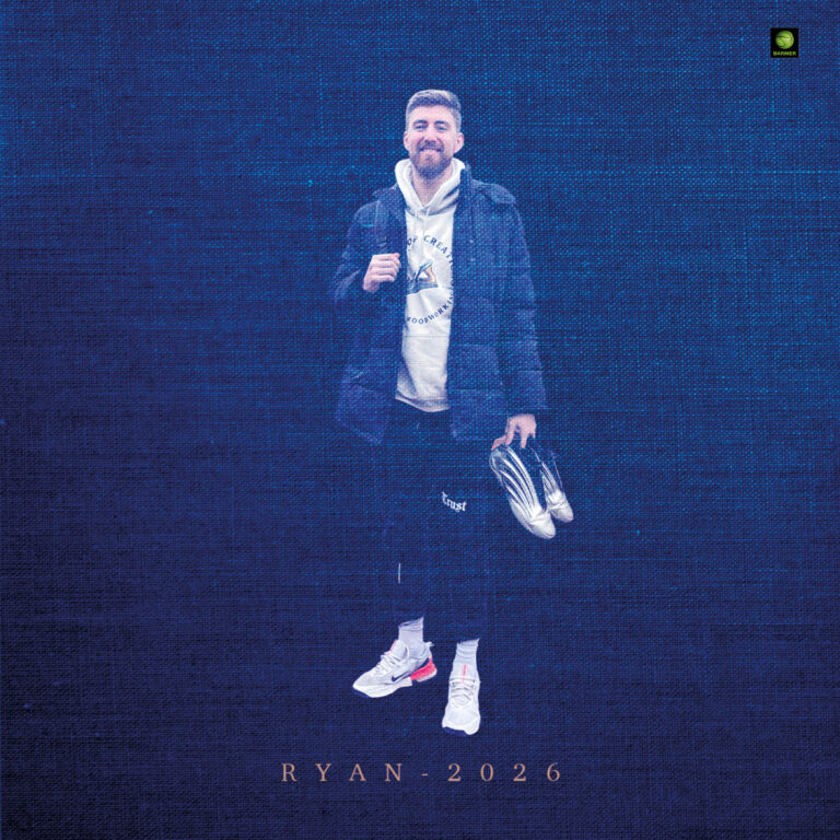 Ein junger Mann mit Bart lacht freundlich, trägt Sportschuhe und hält ein Paar Turnschuhe