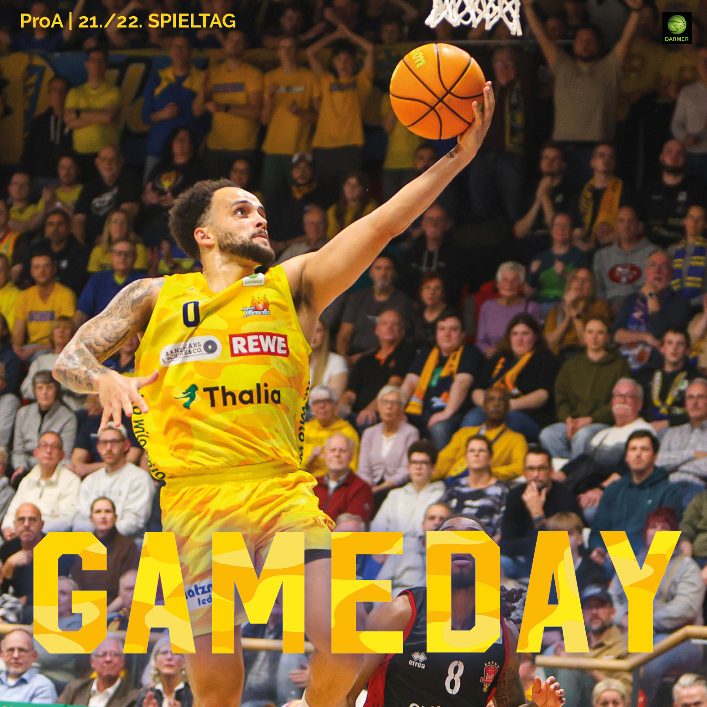 Basketballspieler im gelben Trikot macht mit entschlossenem Blick einen Korbleger