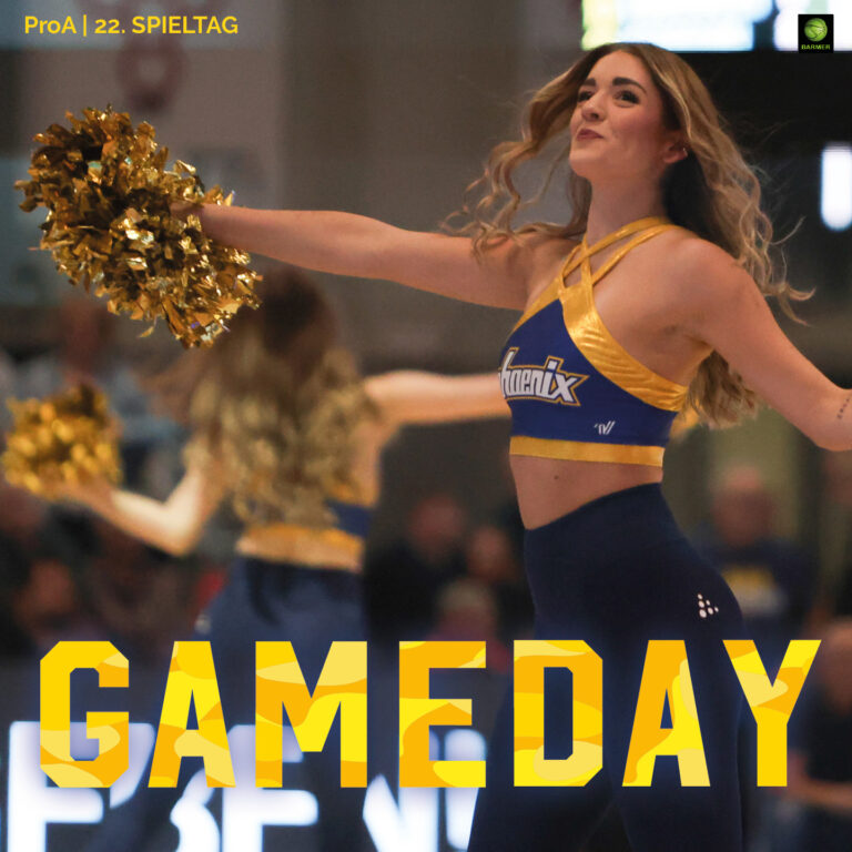 Eine junge Frau mit langen Haaren und fröhlichem Ausdruck tanzt im Cheerleader Outfit in Blau und Gelb