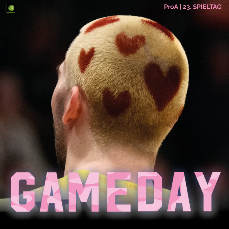 Ein Mann mit rasiertem, blondem Haar und roten Herzmustern am Hinterkopf