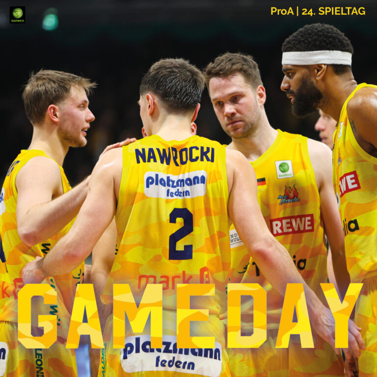 Vier männliche Basketballspieler in gelben Trikots stehen konzentriert im Teamkreis