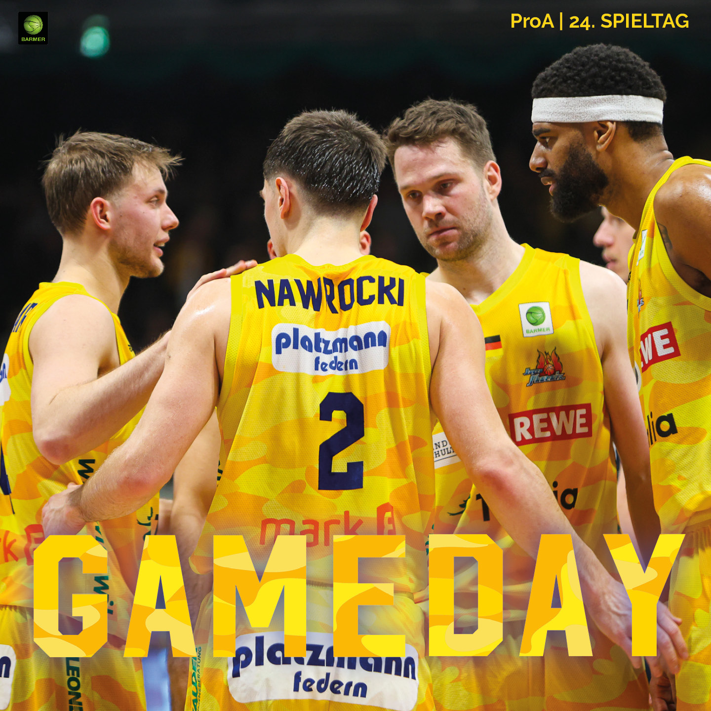 Vier männliche Basketballspieler in gelben Trikots stehen konzentriert im Teamkreis