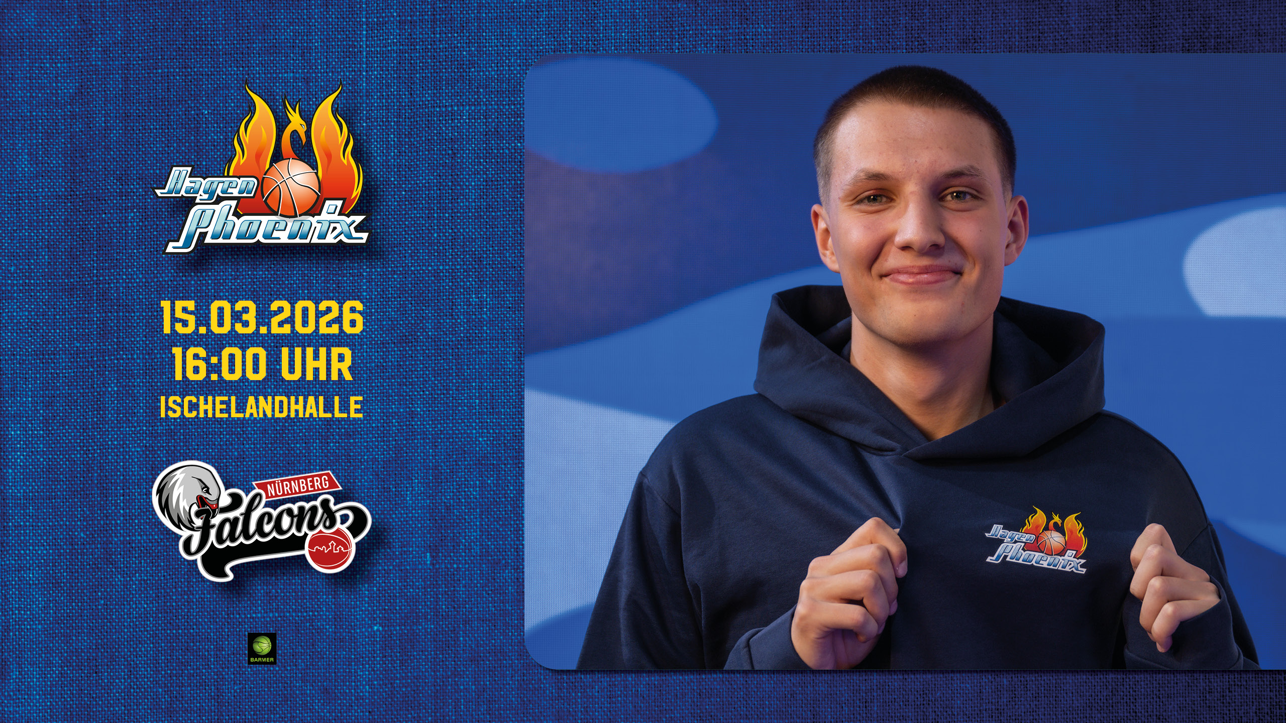 Junger Mann mit kurzem Haar lächelt freundlich im blauen Hoodie vor blauem Hintergrund