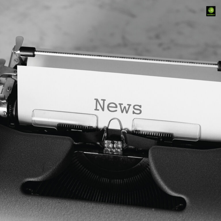 Altes Schreibmaschine mit weißem Blatt Papier und dem Wort News in schwarzer Schrift