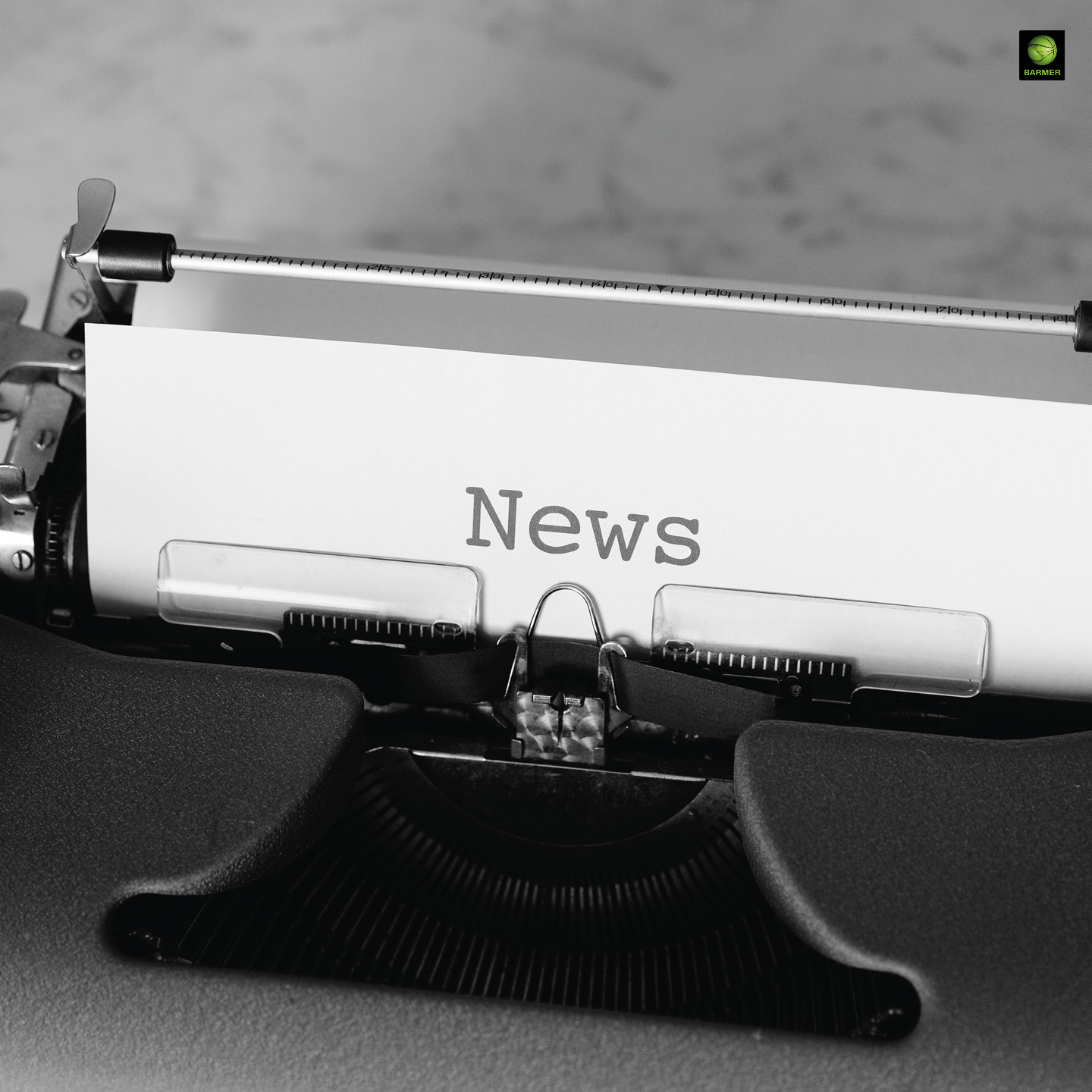 Altes Schreibmaschine mit weißem Blatt Papier und dem Wort News in schwarzer Schrift