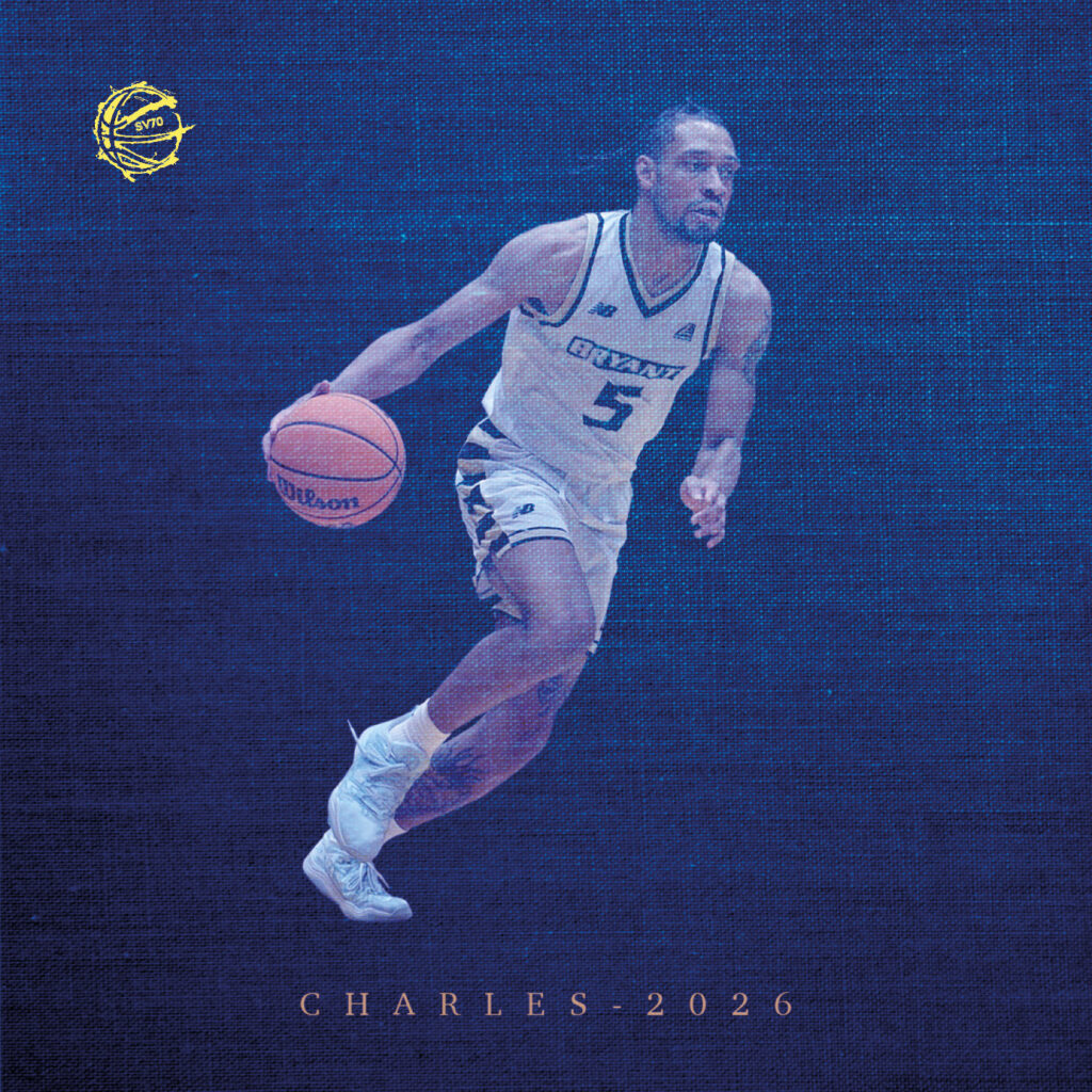 Ein Basketballspieler im weißen Trikot dribbelt konzentriert auf blauem Hintergrund