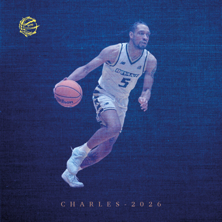 Ein Basketballspieler im weißen Trikot dribbelt konzentriert auf blauem Hintergrund