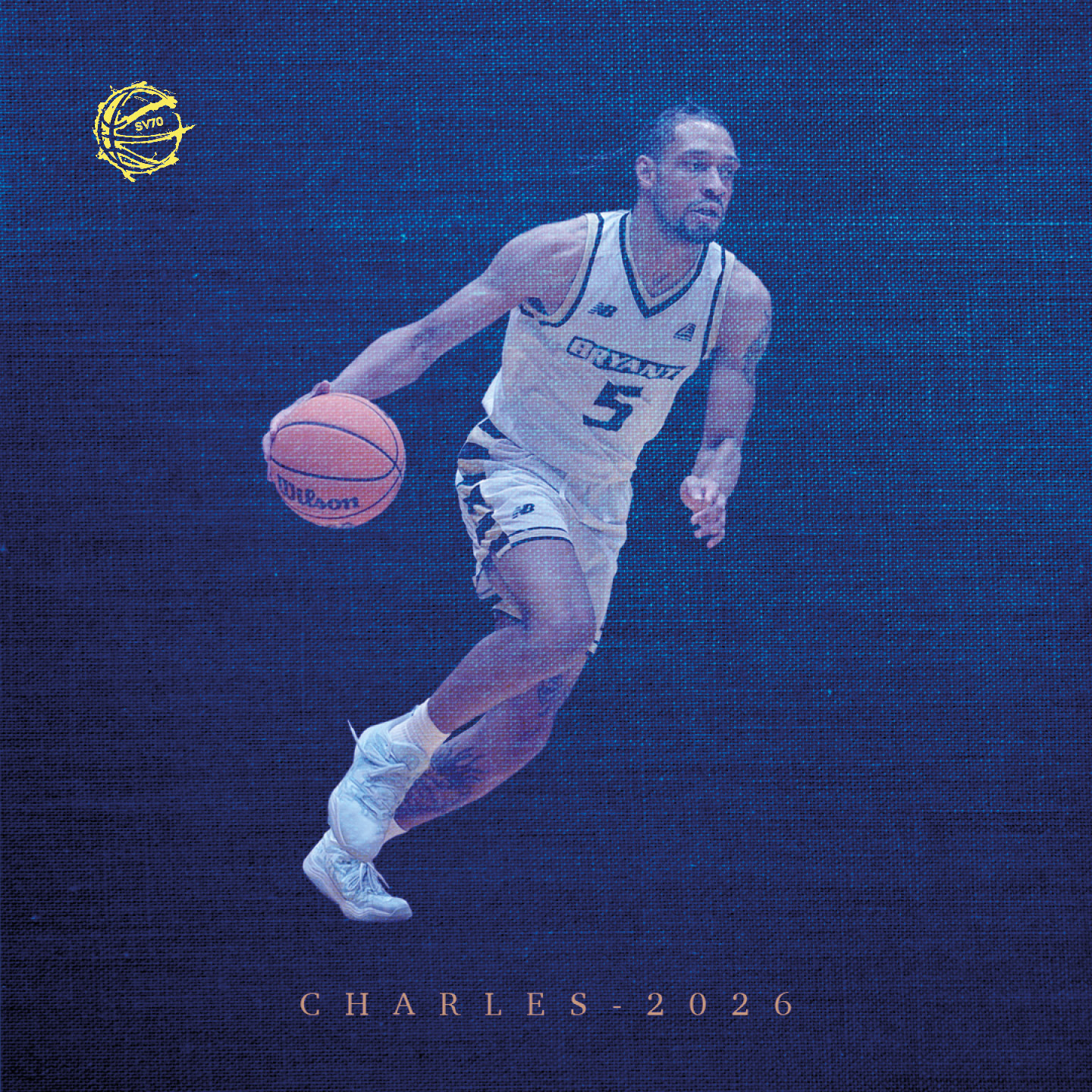 Ein Basketballspieler im weißen Trikot dribbelt konzentriert auf blauem Hintergrund