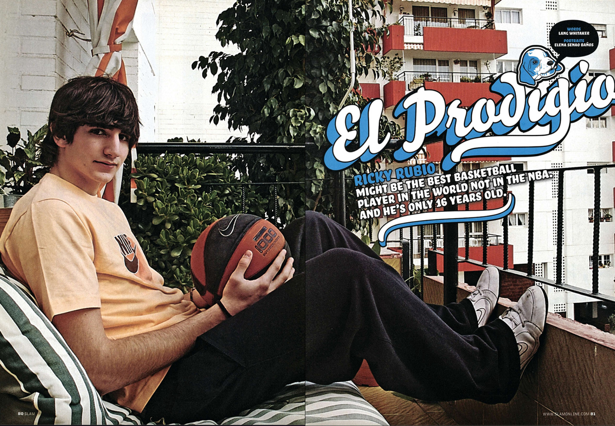 Junger Mann mit braunen Haaren sitzt entspannt mit Basketball auf gestreiftem Sofa auf einem Balkon