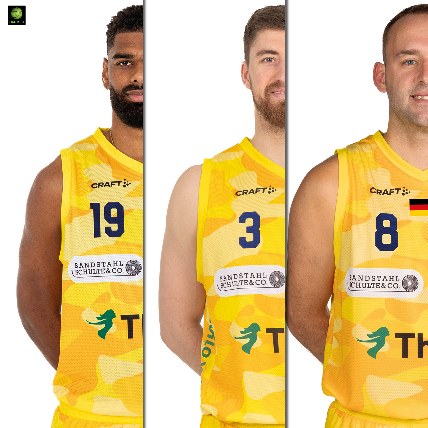 Drei männliche Basketballspieler in gelben Trikots mit ernsten Gesichtern