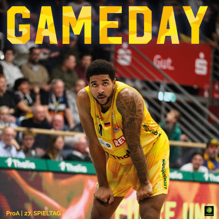 Ein Basketballspieler im gelben Trikot blickt konzentriert und leicht erschöpft nach vorn