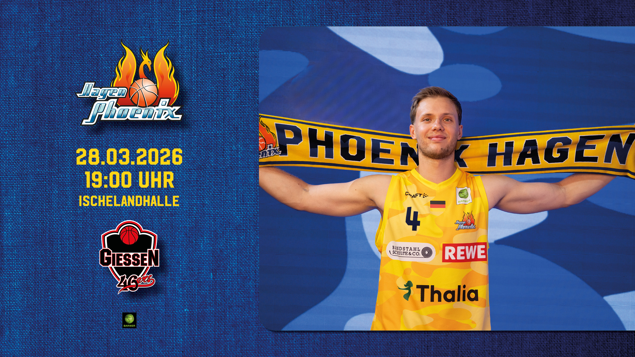 Ein junger Mann im gelben Basketballtrikot hält stolz einen gelben PHOENIX HAGEN Schal hoch