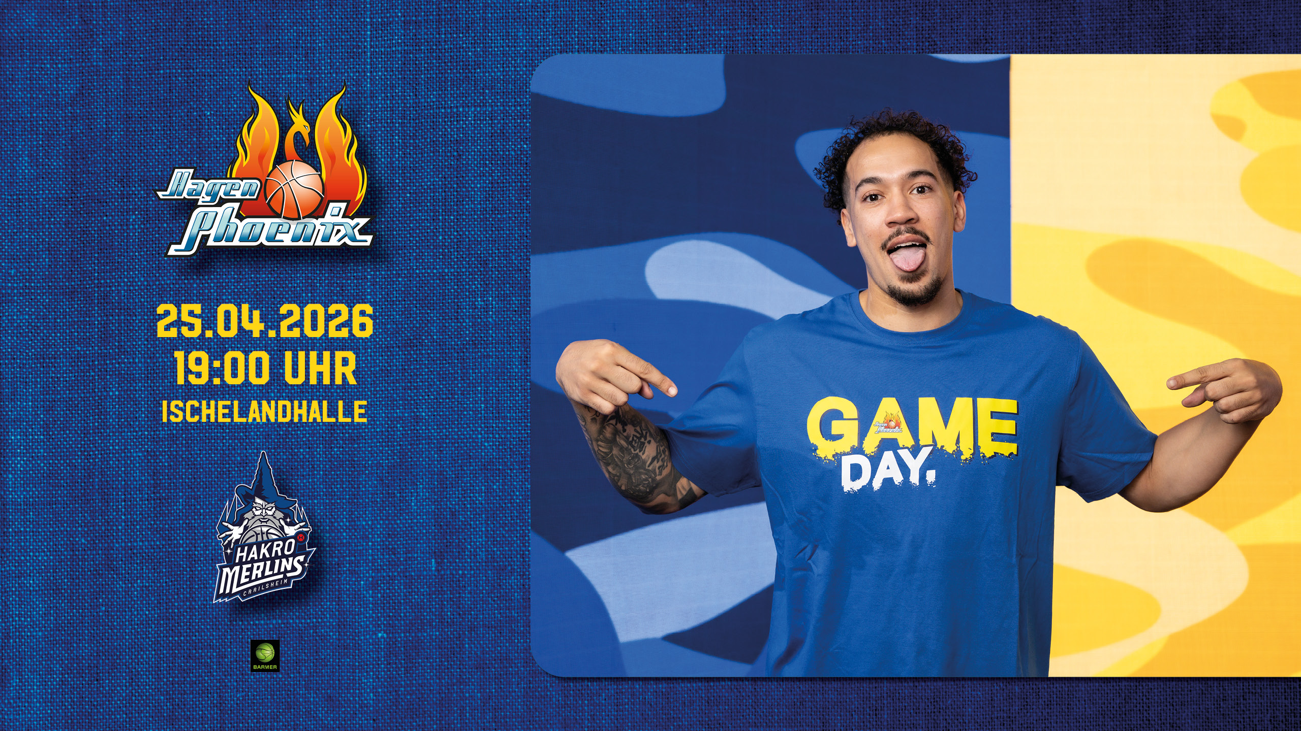 Ein junger Mann mit lockigen Haaren und fröhlichem Gesichtsausdruck zeigt auf sein blaues TShirt mit gelbem Game Day Aufdruck vor einem bunten Hintergrund