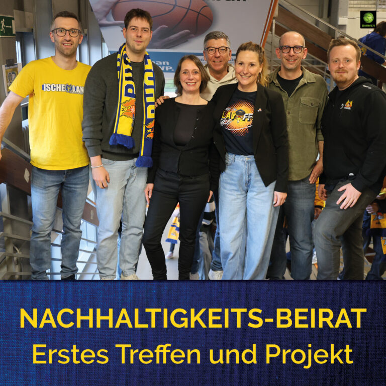 Sieben Personen lächeln freundlich in die Kamera und tragen sportliche Freizeitkleidung