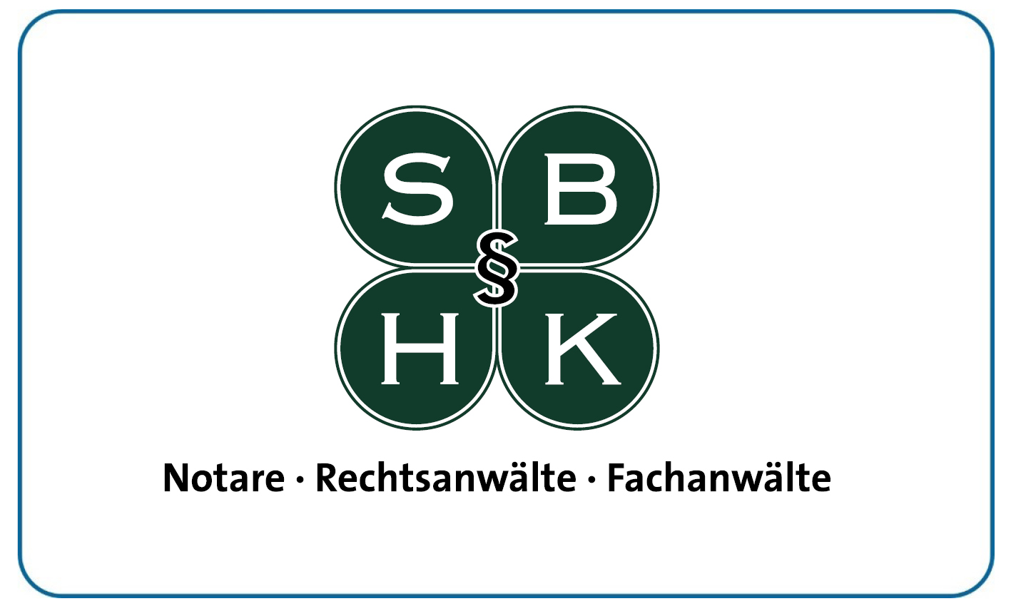 Logo mit vier dunkelgrünen Blättern, weißen Buchstaben und juristischem Symbol
