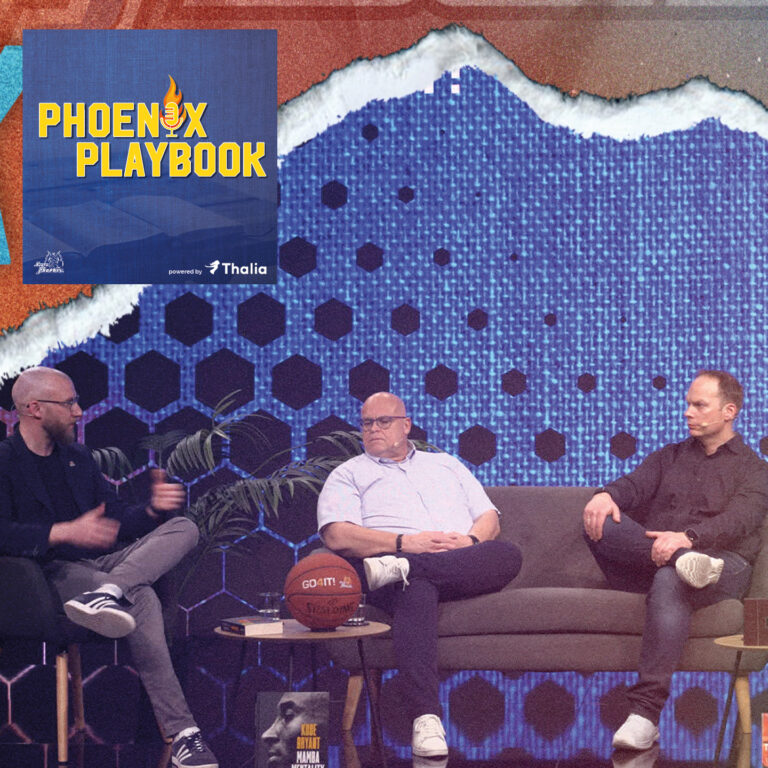 Drei Männer mit ernsten Gesichtern sitzen auf einem Sofa vor einem basketballartigen Hintergrund